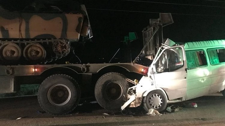 Ούτε πολεμική κινητοποίηση δεν μπορούν να κάνουν οι Τούρκοι: Βαν στούκαρε με άρμα μάχης – 3 νεκροί, 10 τραυματίες